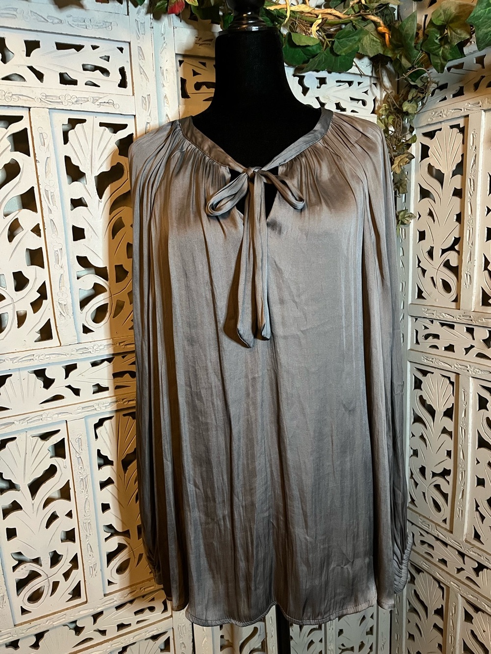 TORRID DYNAMIC SHIMMERY SATIN SILVER/GRAY TIE-NECK LING SLEEVE PLUS SIZE TOP